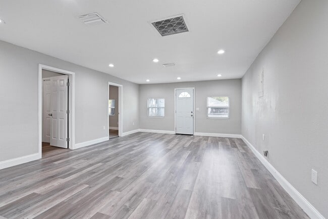 Building Photo - 8006 N Mulberry St