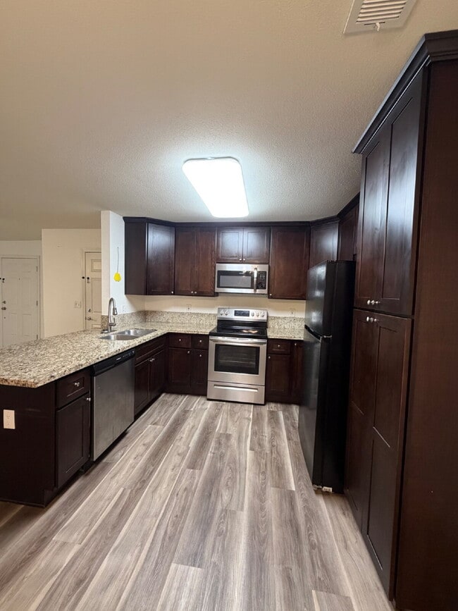 Foto del edificio - Charming 2-Bed, 2-Bath Haven in Merced!