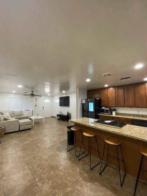 Foto del edificio - 1100 W 12th St