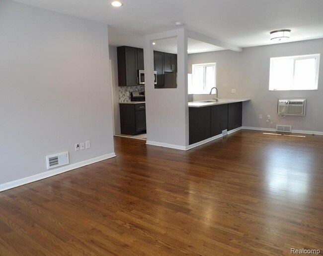 Building Photo - 1809 E Farnum Ave