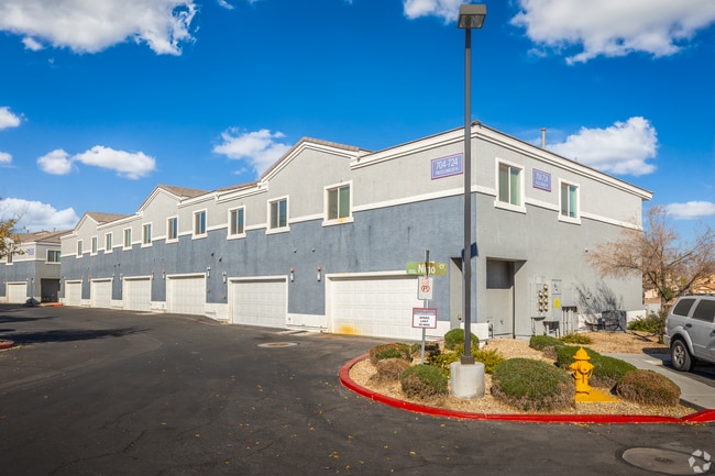 Building Photo - Camino Al Norte Townhomes