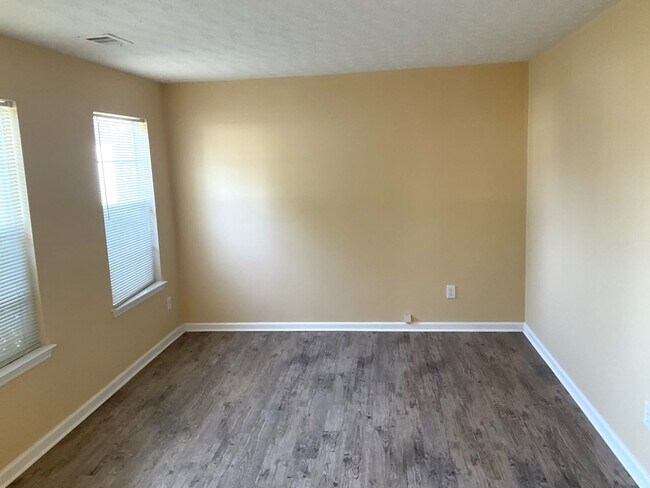 Building Photo - 345 Hazelhurst Dr