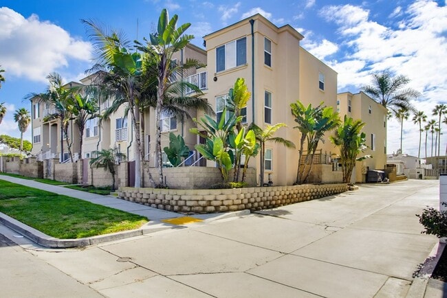 Foto del edificio - Steps from the Sand - Pacific Beach Townhome, Offered Fully or Partially Furnished