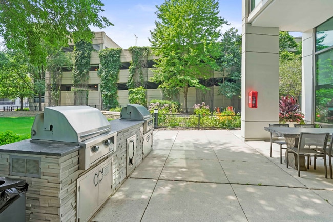 Building Photo - 903 S Clark St