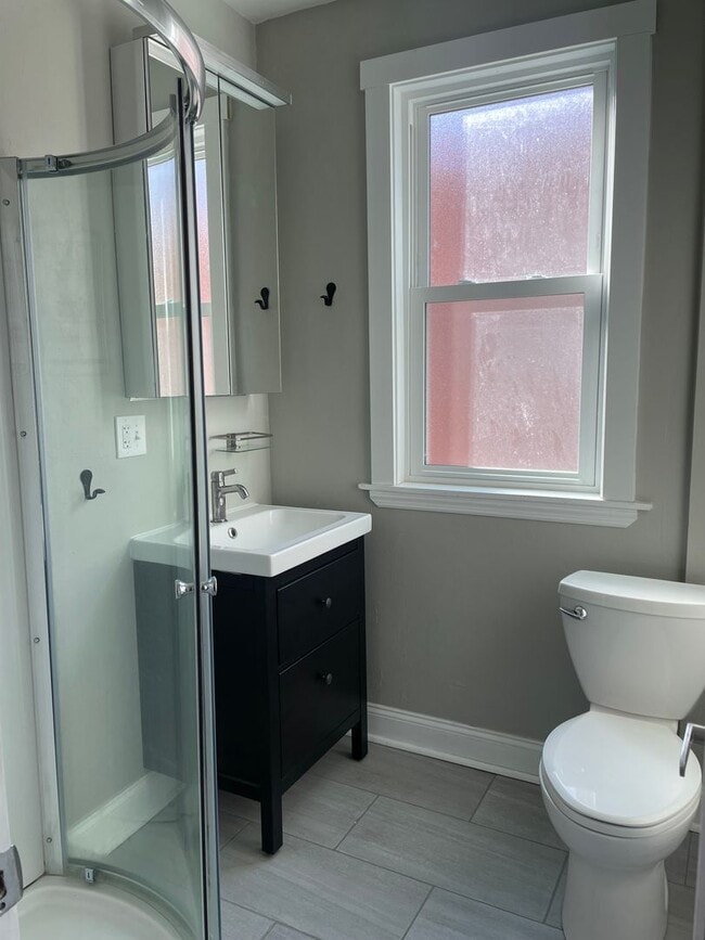 Foto del edificio - Two unit building with shared laundry and entryway