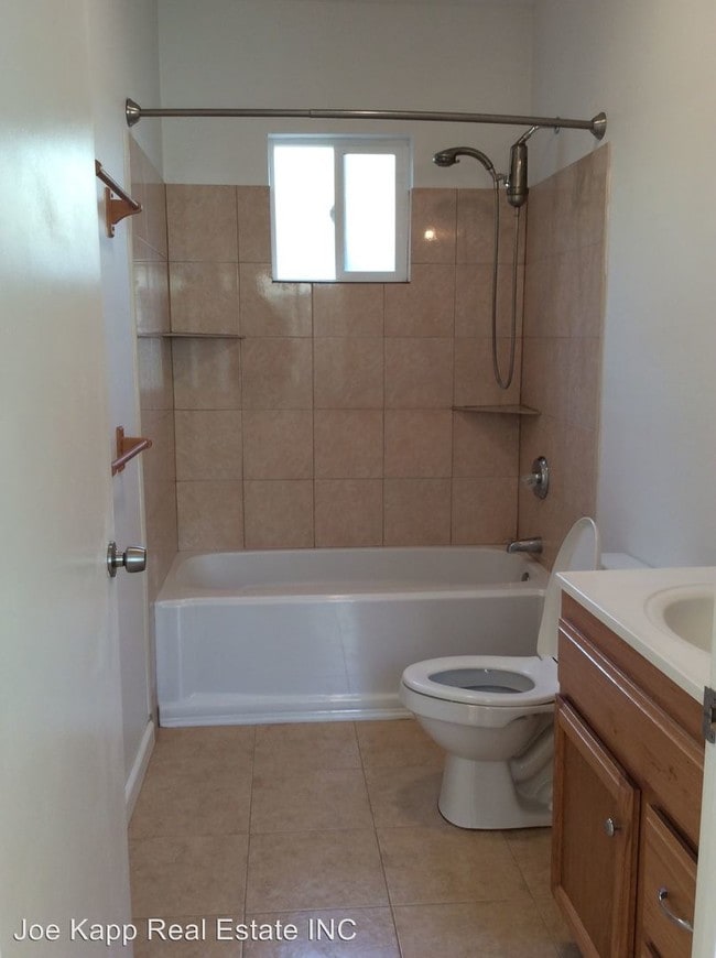 Building Photo - 217 E Oak St