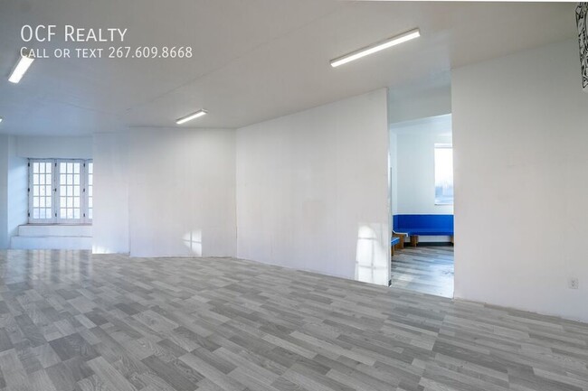 Building Photo - 3826 Lancaster Ave