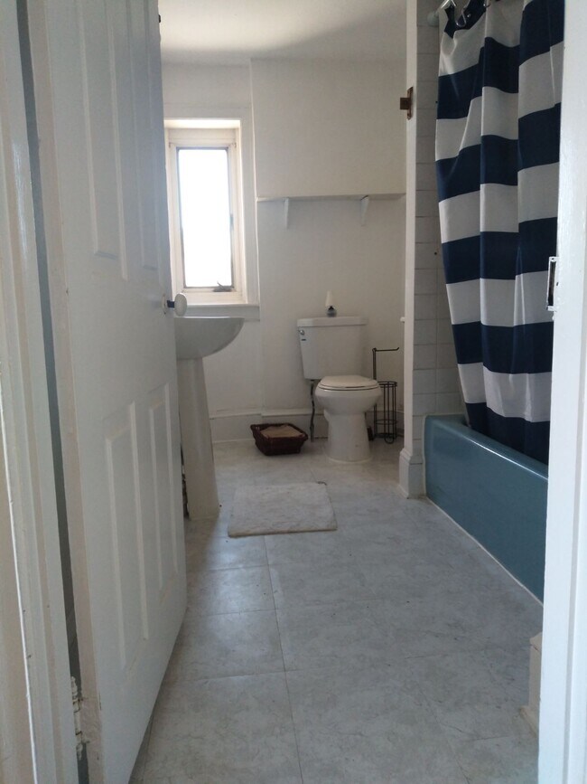 bathroom 1 - 23 North Front Street