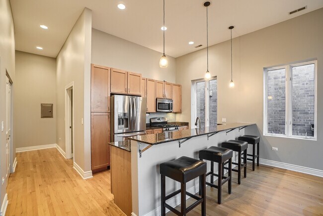 Building Photo - 2409 W Catalpa Ave