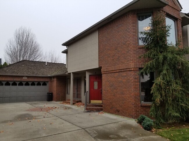 Building Photo - Bellevue Manor 2br 2ba Double garage