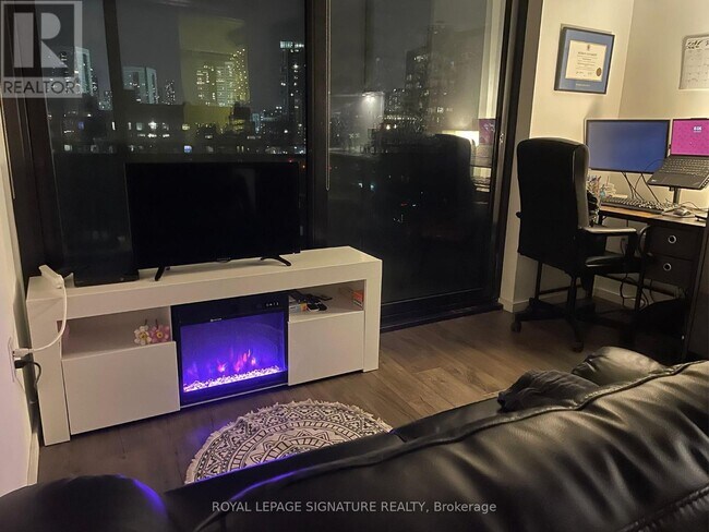 Photo du bâtiment - 21 Lawren Harris Square