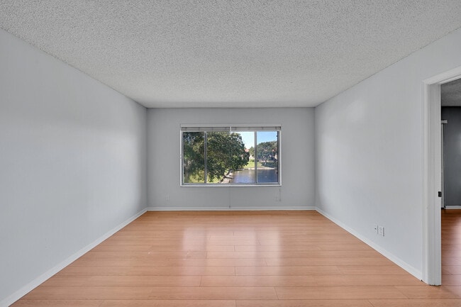 Foto del edificio - 906 Twin Lakes Dr