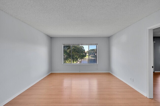 Building Photo - 906 Twin Lakes Dr