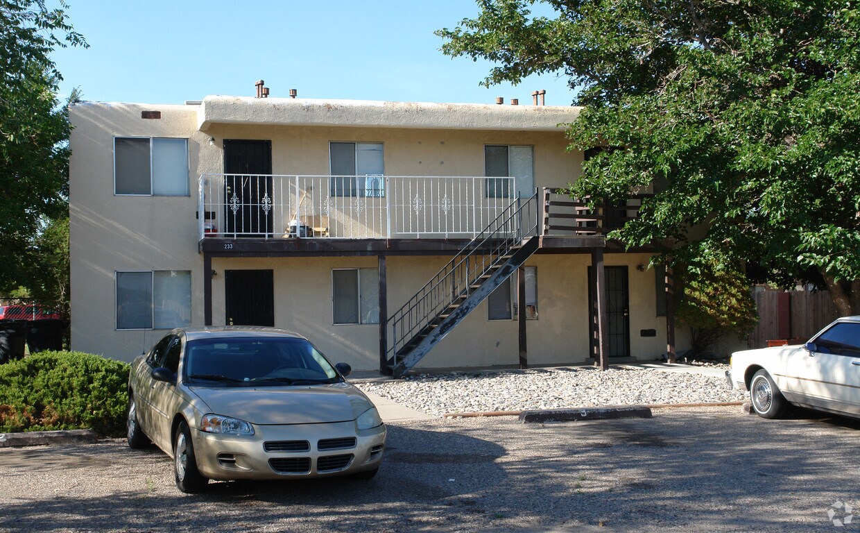 Building Photo - 233 Hanosh Ct SE