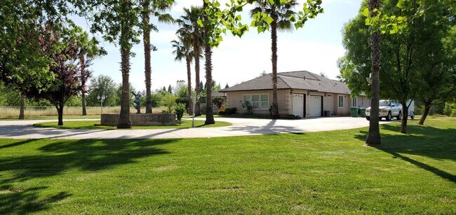 Foto del edificio - Gated Custom Home on Acreage with Solar an...