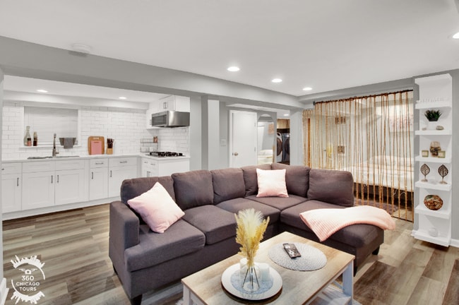 Building Photo - 2438 N Maplewood Ave