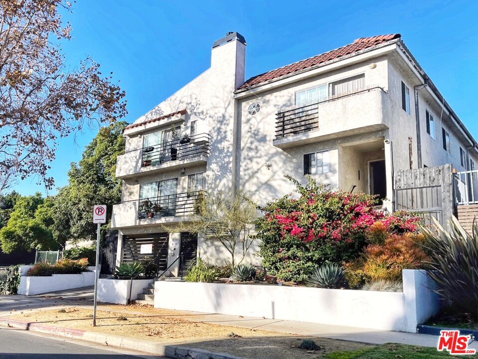 Foto principal - 7327 Willoughby Ave