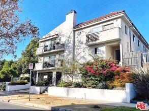 Building Photo - 7327 Willoughby Ave