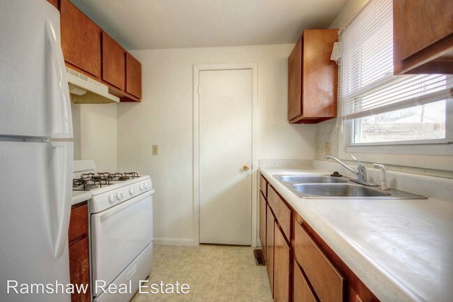 Building Photo - 3 br, 1.5 bath Apartment - 1010 Crescent Dr