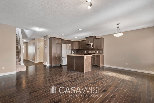 Photo du bâtiment - 5123-168A 168A Ave NW