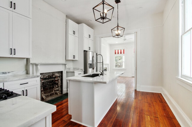 Building Photo - 3025 Banks- left