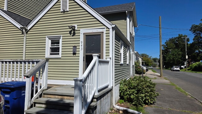 Building Photo - 943 Briarwood Ave