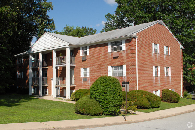 Building Photo - Carriage House Apartments