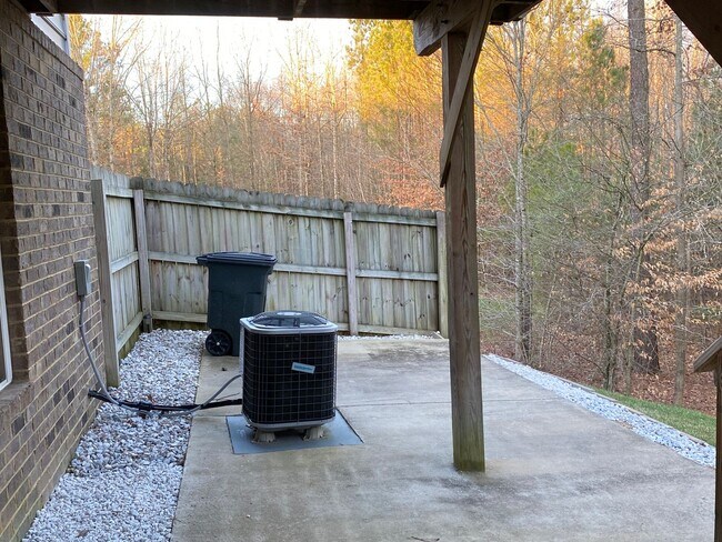 Building Photo - 3 BR / 3.5 BA End Unit Townhome, Available...