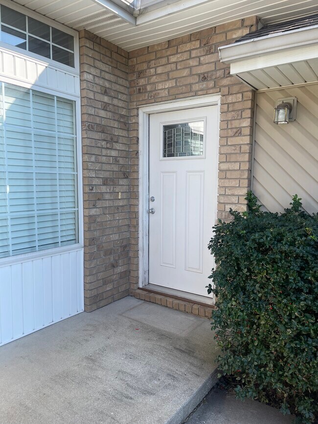 Foto del edificio - 1818 N Cedarcrest Ave
