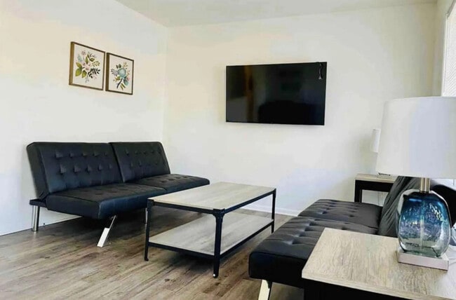 Building Photo - 214 Bedford Dr