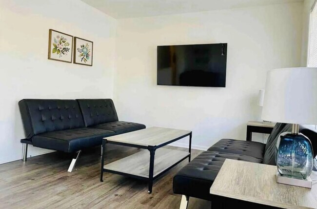 Foto del edificio - 214 Bedford Dr