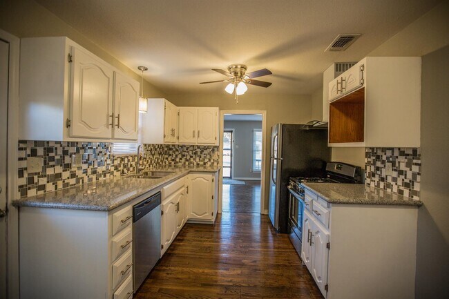 Foto del edificio - MOVE-IN SPECIAL: Completely Updated Three ...