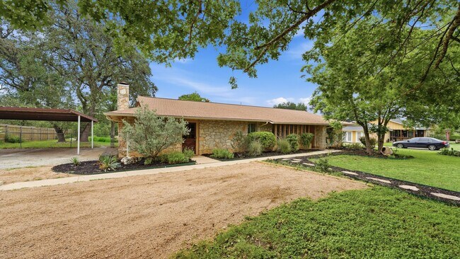 Foto del edificio - 4 Bedroom with a Pool in Helotes!