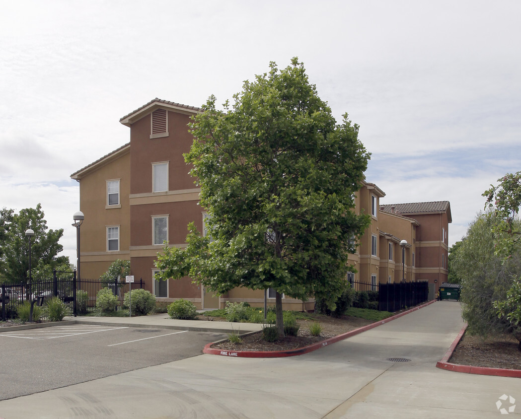 Building Photo - Russell Manor