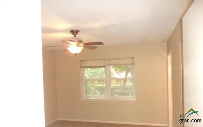 Building Photo - 402 Aspen Cir