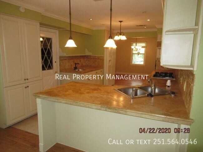 Building Photo - 1063 Midmoor Dr