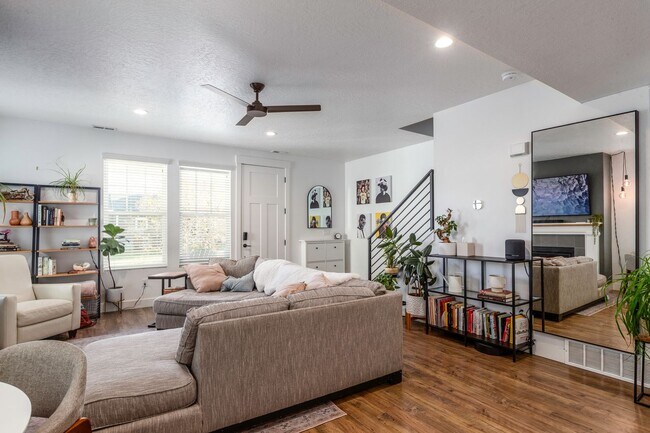 Building Photo - Daybreak living at its finest!