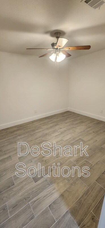 Foto del edificio - 214 Basswood Dr