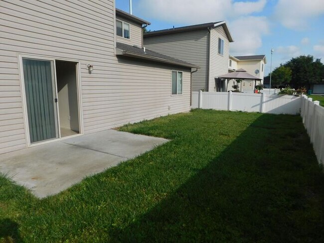 Foto del edificio - Comfortable 4-Bedroom Home with Great Outd...