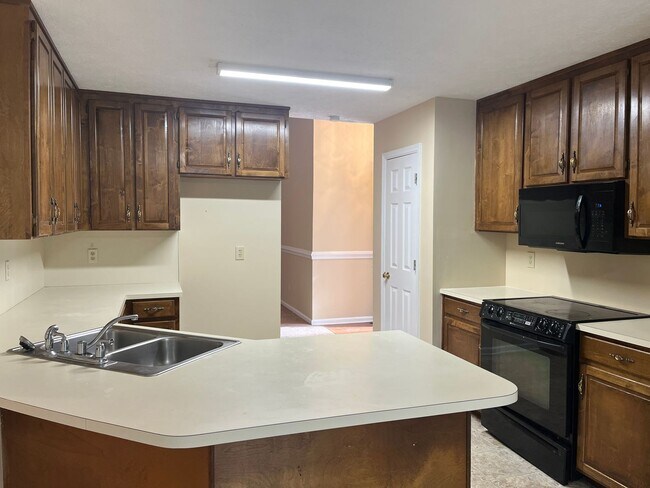 Building Photo - Must see! 3 bedroom, 2 bathroom house near...