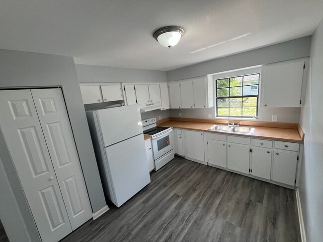 Building Photo - Spacious 2BR/1BA Unit Available !