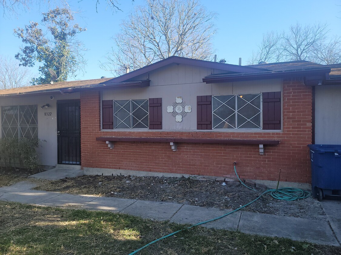 Front - 8322 White Oak