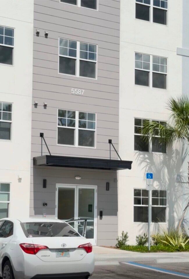Foto del edificio - 5587 Millenia Blvd