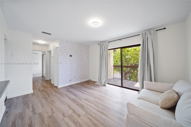 Foto del edificio - 485 NW 210th St