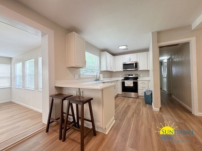Building Photo - Beautifully updated 3 Bedroom home in Elli...