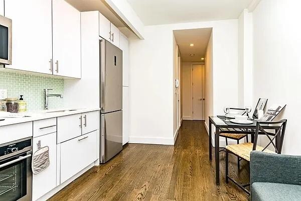 Building Photo - 212 W 91st St