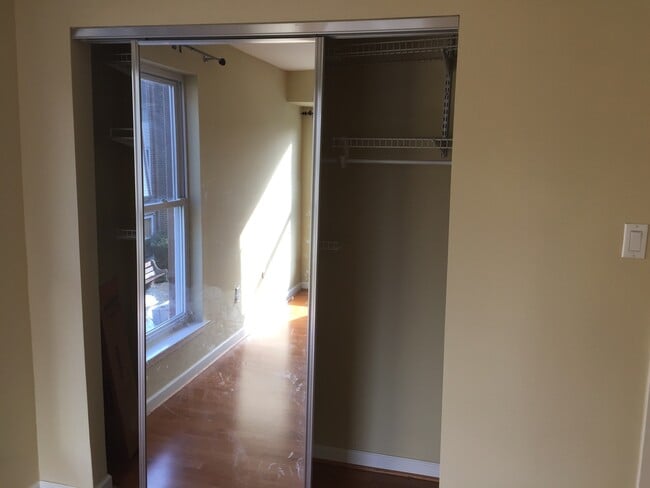 Building Photo - Stunning Condo - Bells Corner