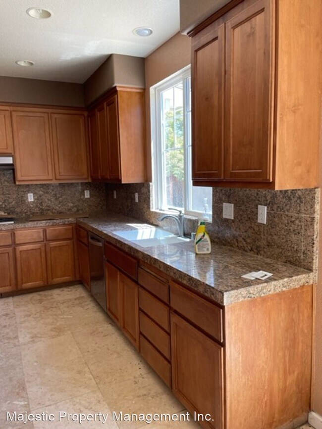 Foto del edificio - 5 br, 3 bath House - 320 E Heritage Dr