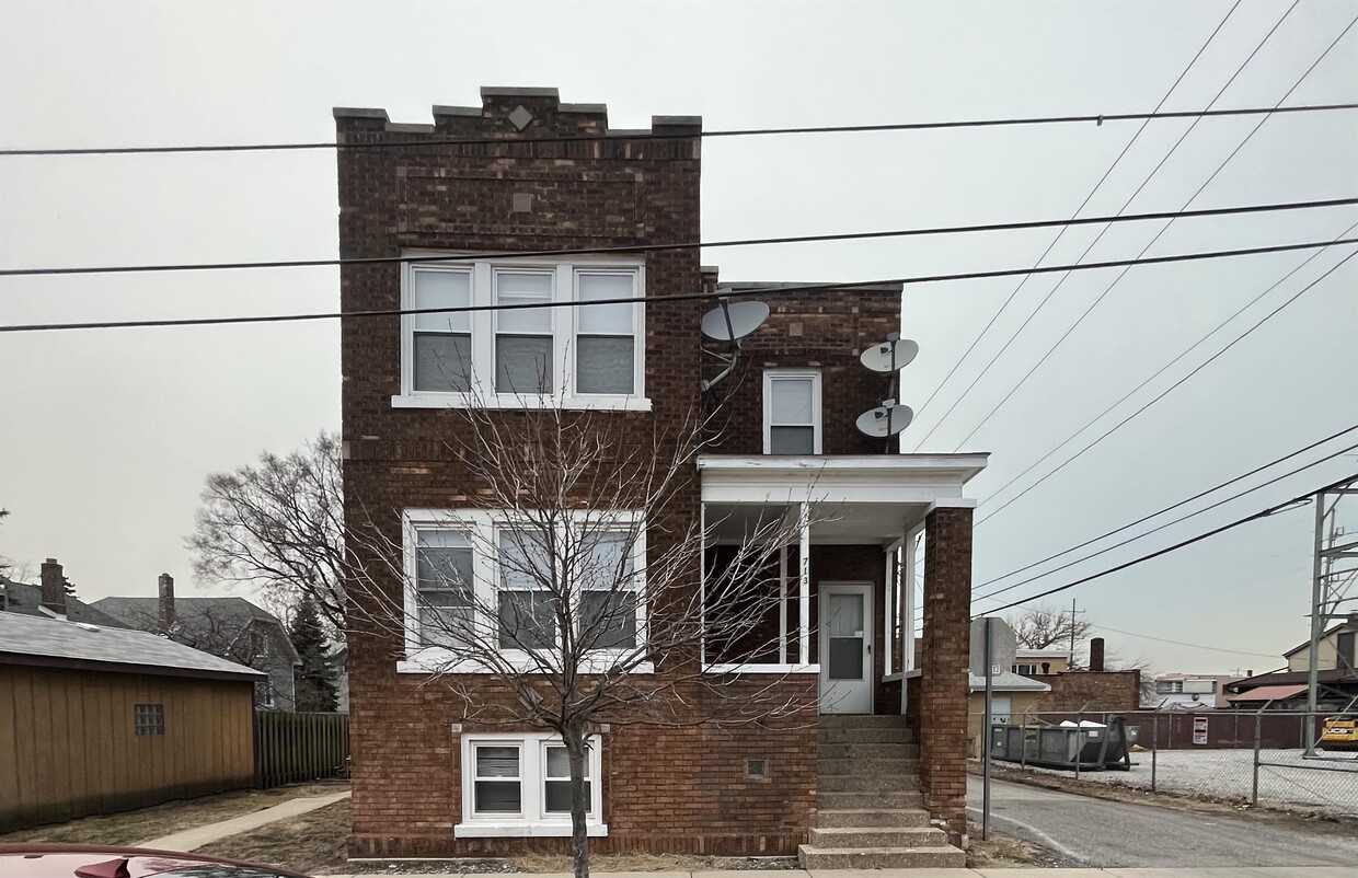 Foto principal - 713 E 120th St