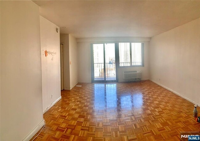 Foto del edificio - 1590 Anderson Ave